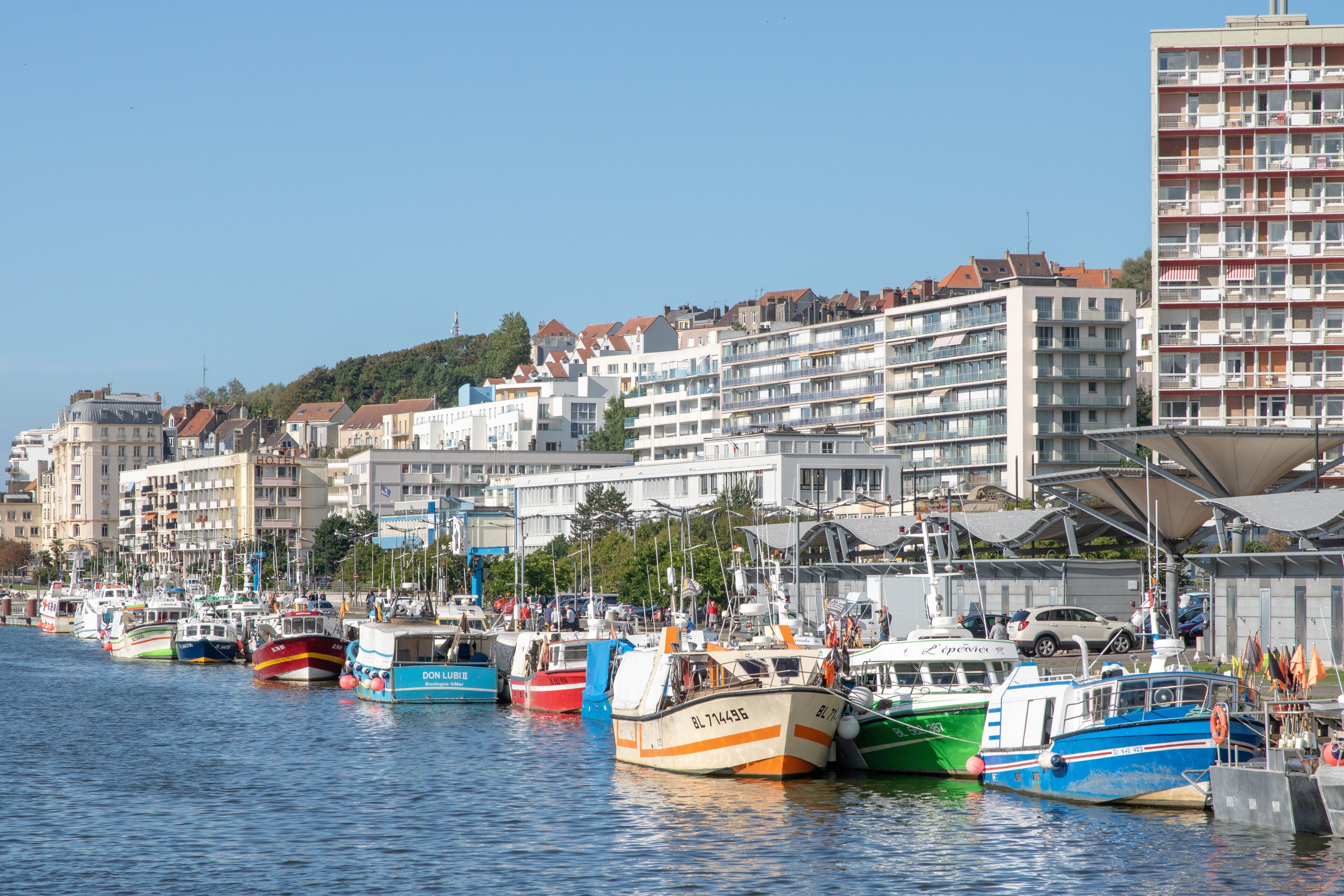 Fileyeurs à quai dans le port de Boulogne-sur-Mer