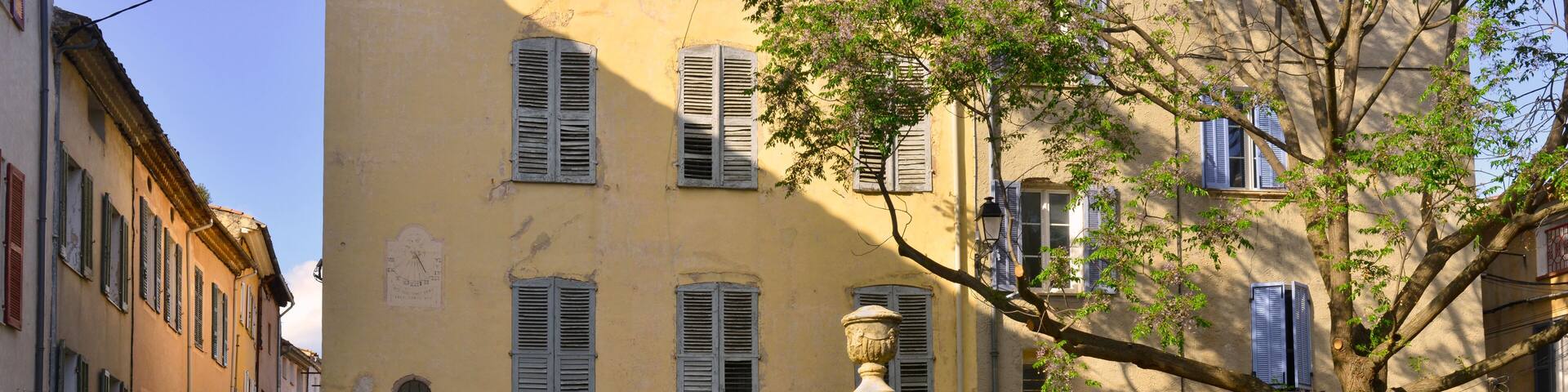 Place Jean Raynaud et sa fontaine à Brignoles (83170), département du Var en région Provence-Alpes-Côte-d'Azur, France