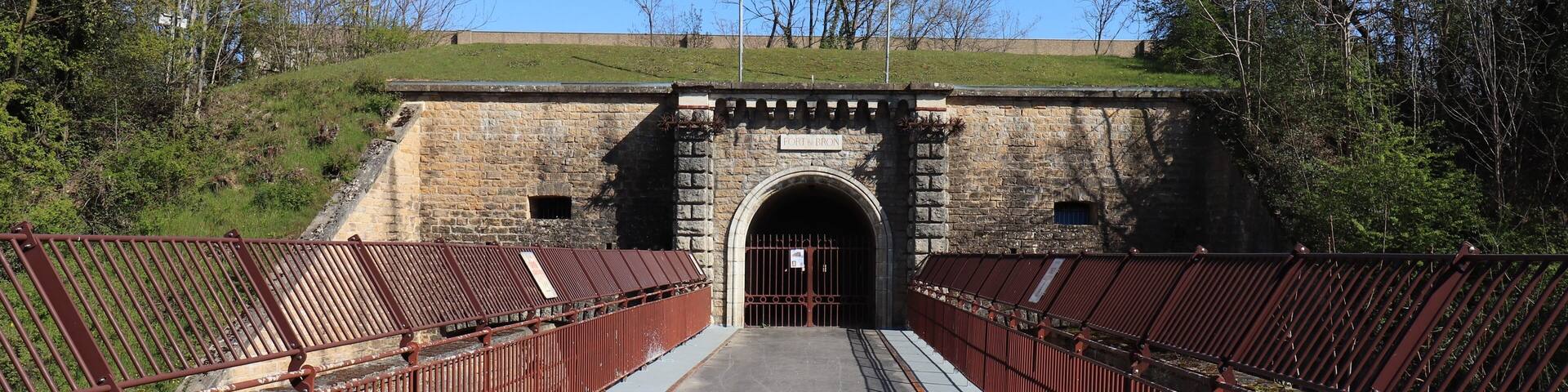 Entrée du fort de Bron, ouvrage militaire construit au 19 ème siècle, ville de Bron , département du Rhône, France