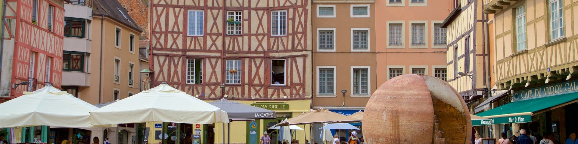 Chalon-sur-Saone featuring a city and a fountain