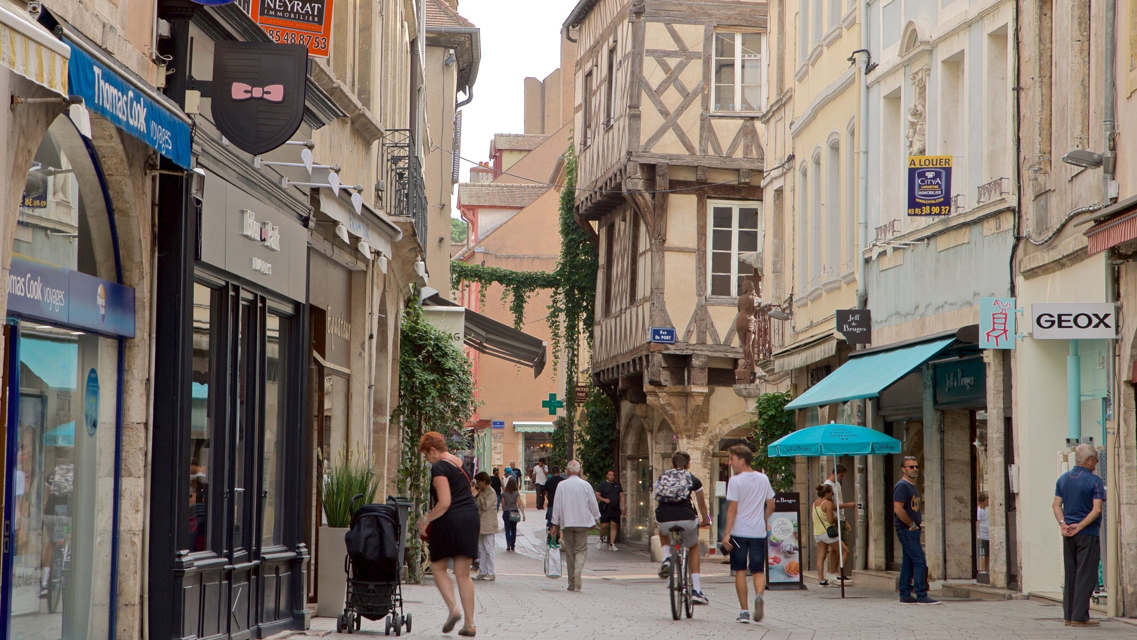 Chalon-sur-Saône mettant en vedette ville et scènes de rue aussi bien que petit groupe de personnes