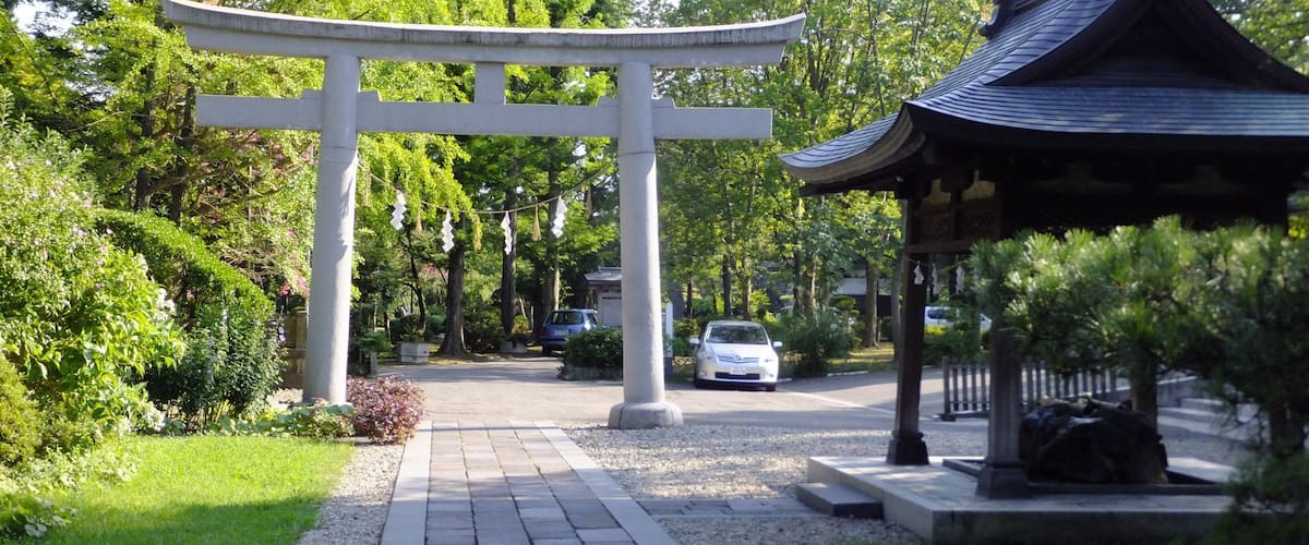 彌高神社、鳥居と手水舎(秋田県秋田市、千秋公園内)