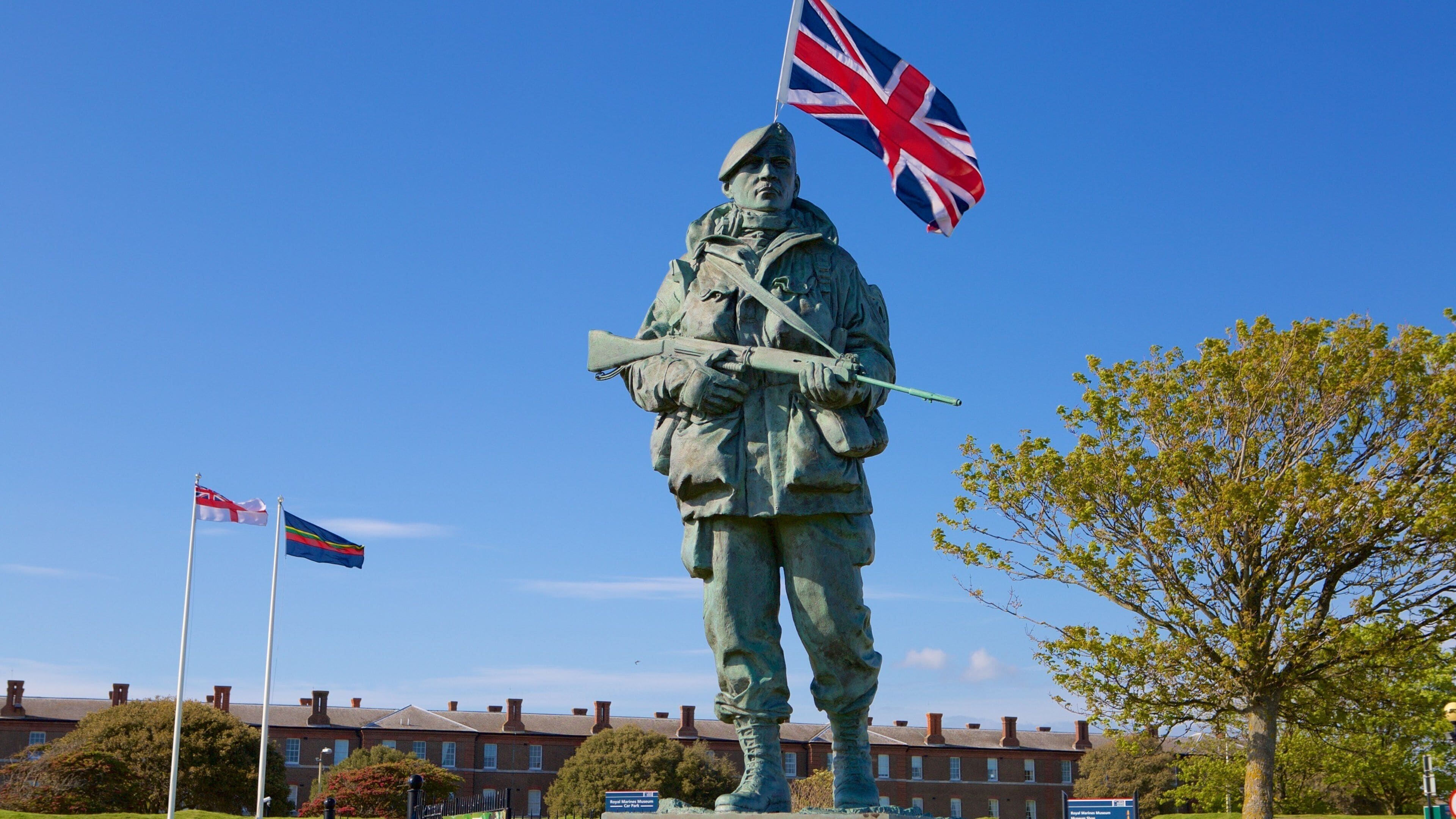 Royal Marines Museum que incluye una estatua o escultura