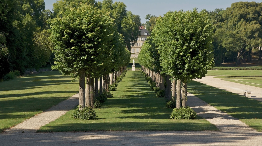 One of the two "philosopher's paths" in the park of the Château de Chantilly.