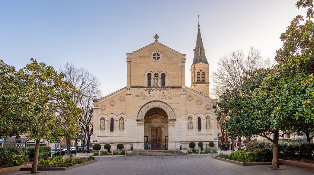 Vue extérieure de l'église catholique Saint-Pierre de Charenton-le-Pont, France, dans le département français du Val-de-Marne, en région Île-de-France