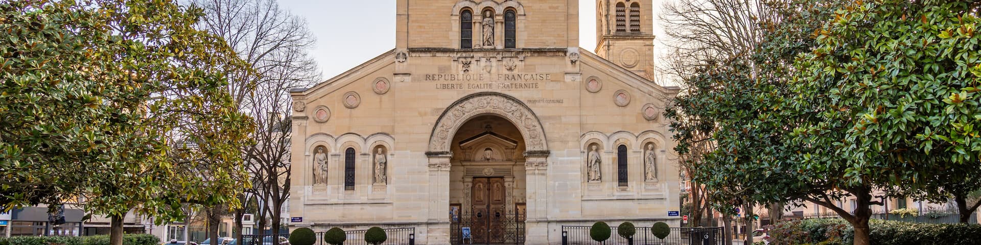 Vue extérieure de l'église catholique Saint-Pierre de Charenton-le-Pont, France, dans le département français du Val-de-Marne, en région Île-de-France