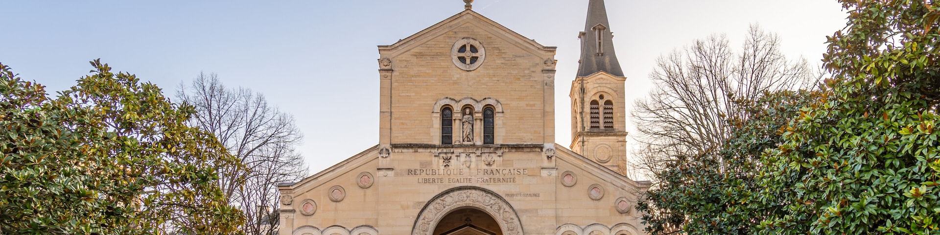 Vue extérieure de l'église catholique Saint-Pierre de Charenton-le-Pont, France, dans le département français du Val-de-Marne, en région Île-de-France