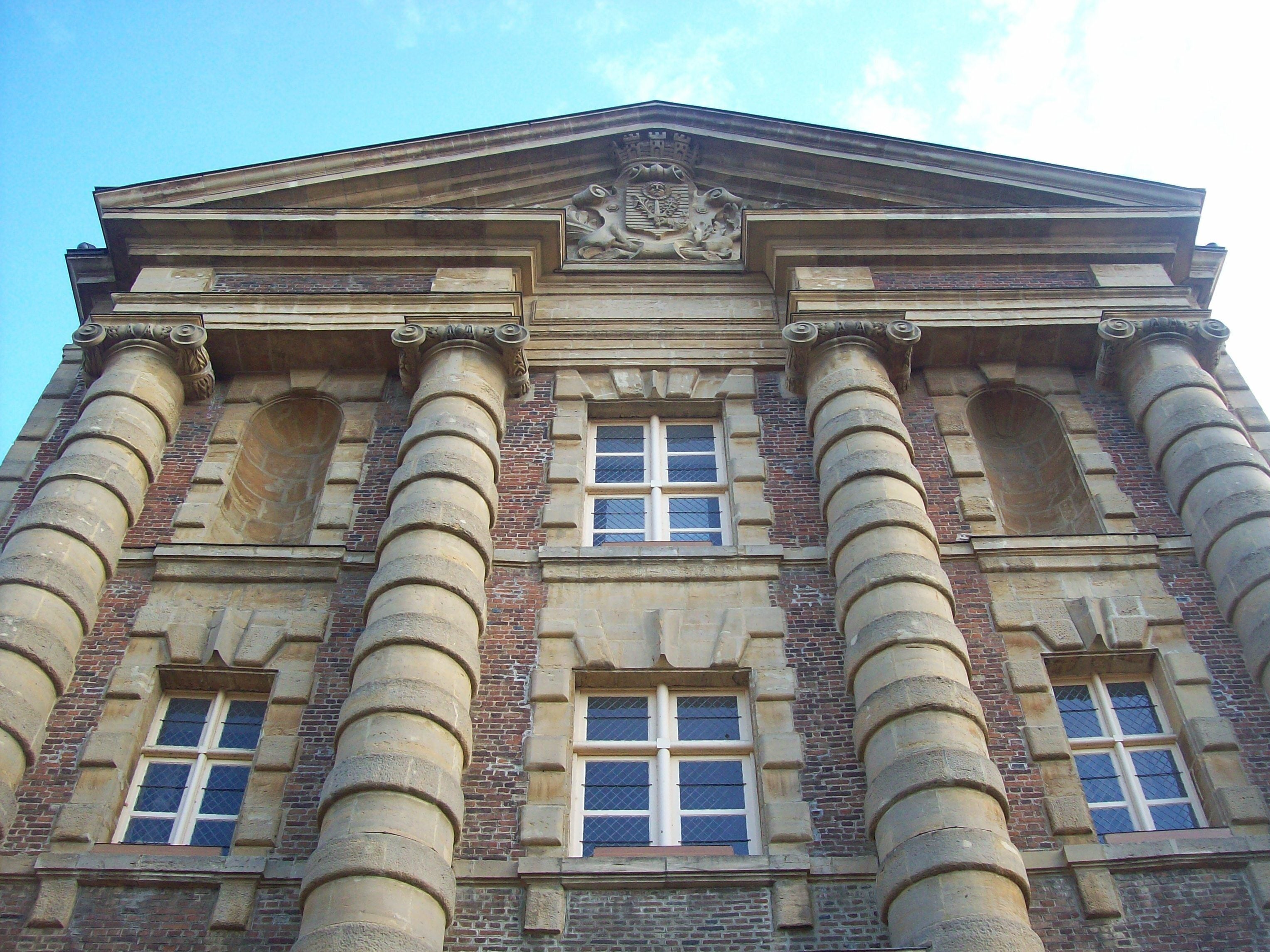 This building is classé au titre des Monuments Historiques. It is indexed in the Base Mérimée, a database of architectural heritage maintained by the French Ministry of Culture, under the reference PA00078419 .