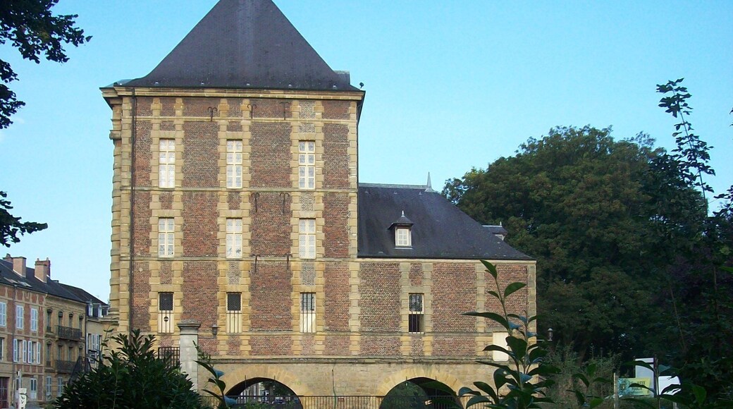 This building is classé au titre des Monuments Historiques. It is indexed in the Base Mérimée, a database of architectural heritage maintained by the French Ministry of Culture, under the reference PA00078419 .
