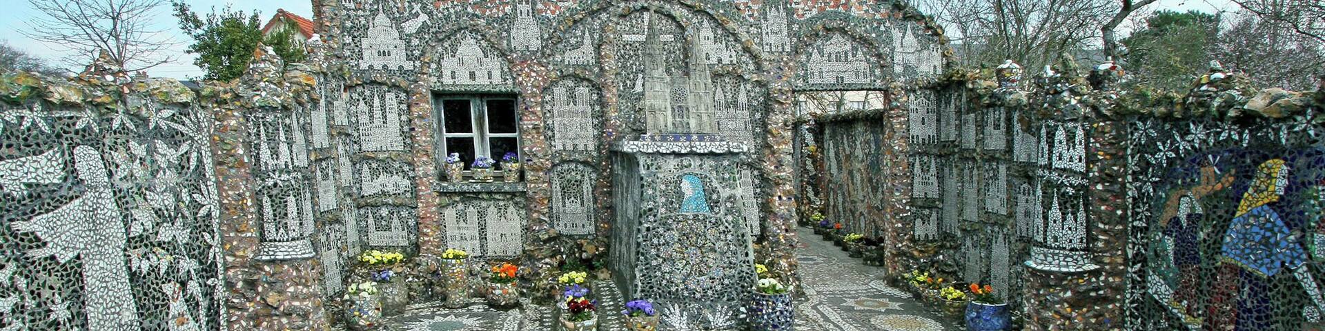 April 2006
La Maison Picassiette an amazing mosaic house in Chatres, France.