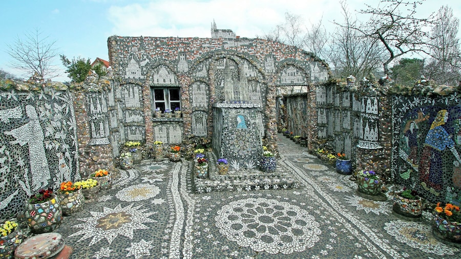 April 2006
La Maison Picassiette an amazing mosaic house in Chatres, France.