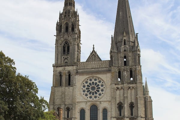 Une vaste cathédrale gothique, dotée de deux hautes flèches et d’une grande rosace.