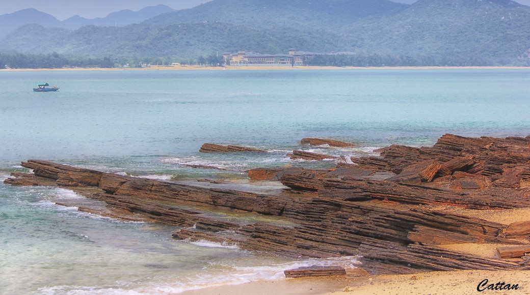 East Peng Chu is a Geo island, where the locals are now overseas migrants, the beautiful red rocks and picnic at the beach with awesome corals, diving and hiking around the island to see the abandoned houses is a sight to behold. Please plan your days, as there is only a early ferry to and at early morning of the day and one to the main land at the late evening at 5.00 pm #hongkong #travel #red #beachtips #nationalpark #hiking #water #landscape #seascape #nature