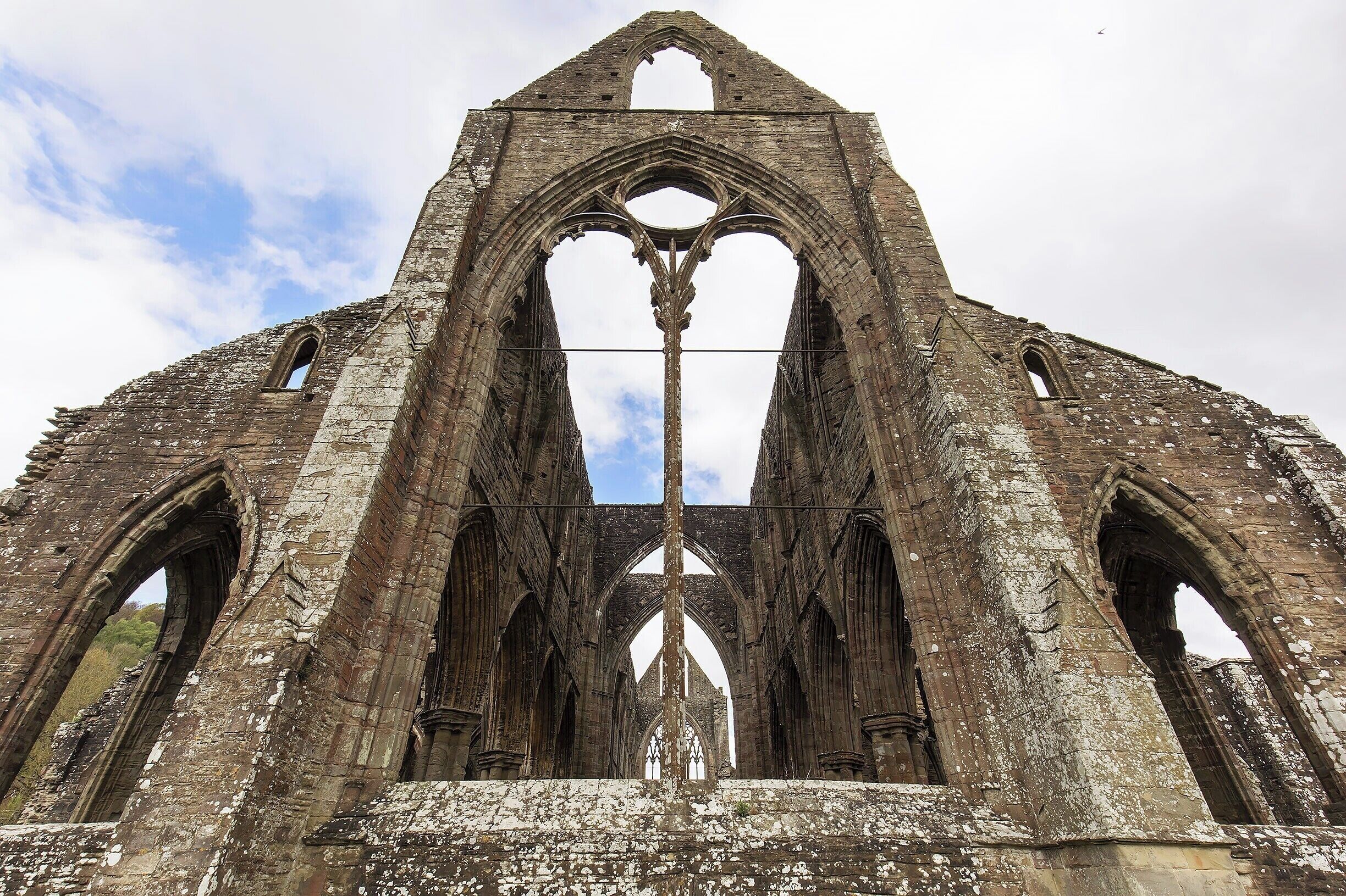 This giant 13th-century sandstone abbey stands along the picturesque River Wye. After the Dissolution of the Monasteries in 1536 the lead roof was sold off and the Abbey lay neglected for 200 years. The Abbey was "rediscovered" in the 18th century and became a haven for artists and poets.