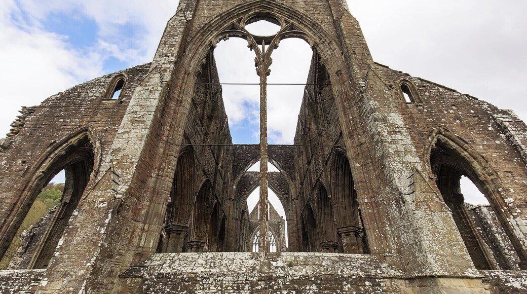 This giant 13th-century sandstone abbey stands along the picturesque River Wye. After the Dissolution of the Monasteries in 1536 the lead roof was sold off and the Abbey lay neglected for 200 years. The Abbey was "rediscovered" in the 18th century and became a haven for artists and poets.