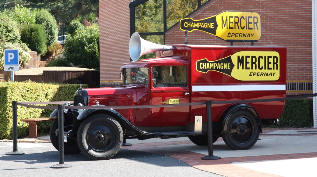 Building Mercier ( Entrance ) avenue Champagne