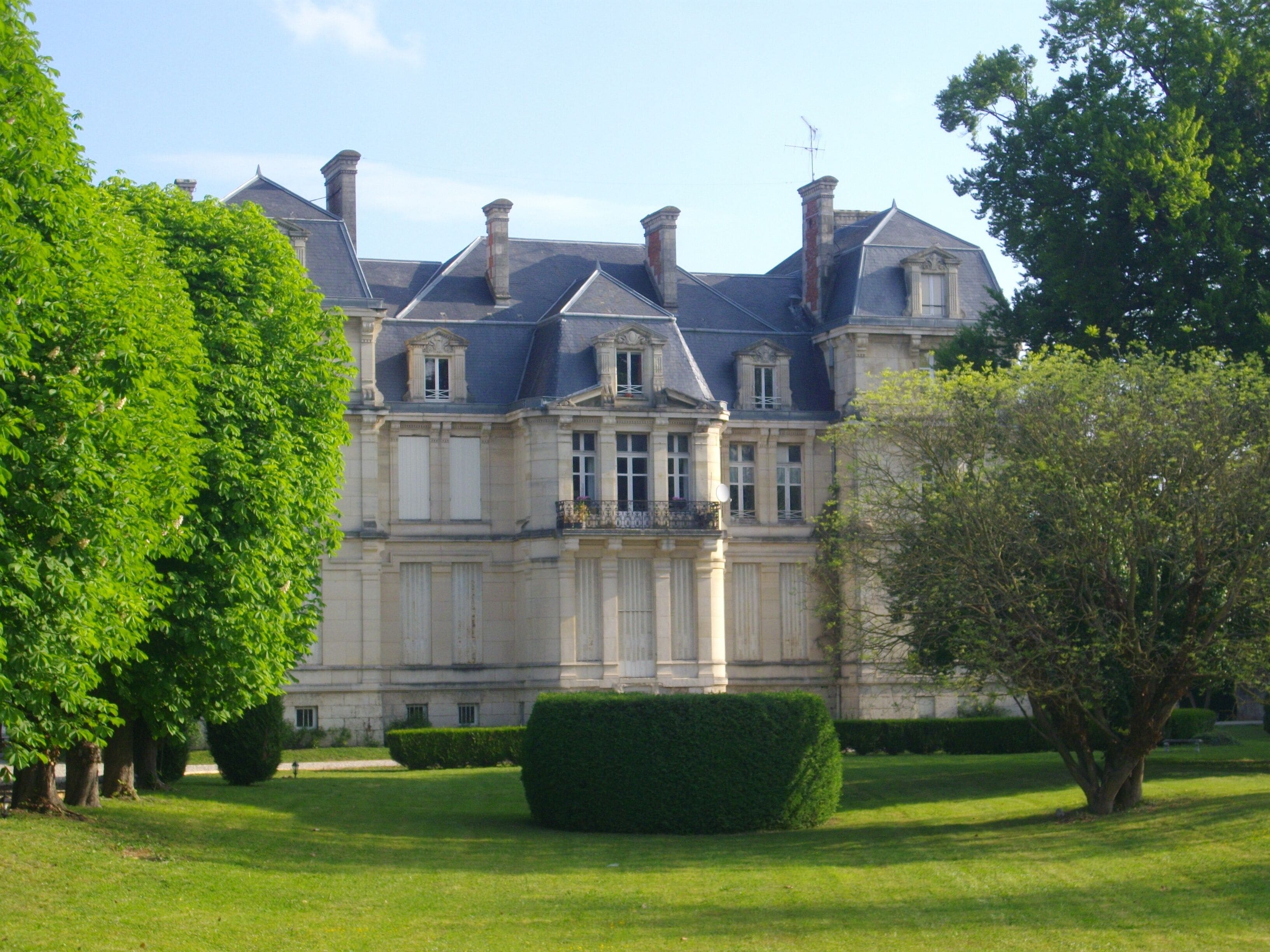 This building is indexed in the Base Mérimée, a database of architectural heritage maintained by the French Ministry of Culture, under the reference PA00078611 .
