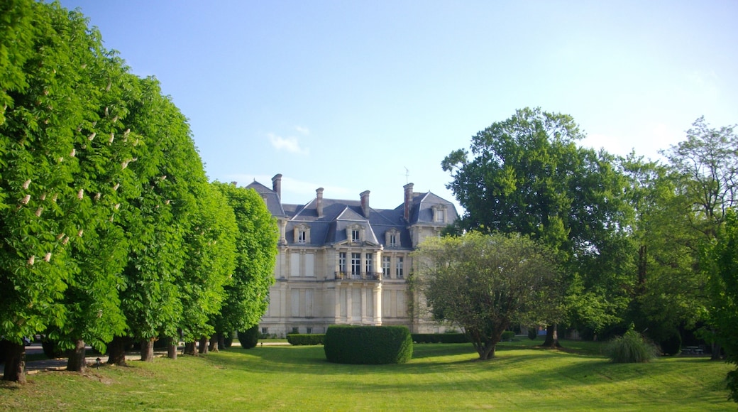 This building is indexed in the Base Mérimée, a database of architectural heritage maintained by the French Ministry of Culture, under the reference PA00078611 .