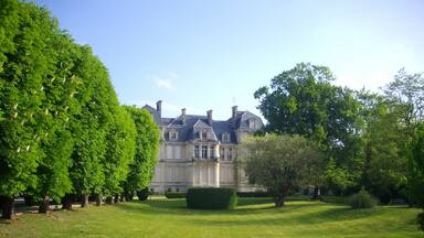 This building is indexed in the Base Mérimée, a database of architectural heritage maintained by the French Ministry of Culture, under the reference PA00078611 .