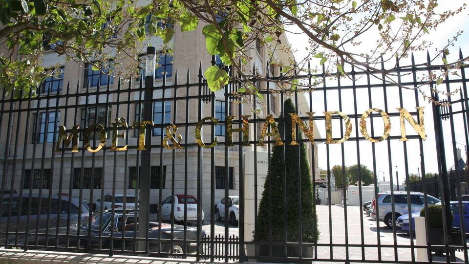 A gated entrance with the words "MOTISCH CHANDIN" in gold letters.