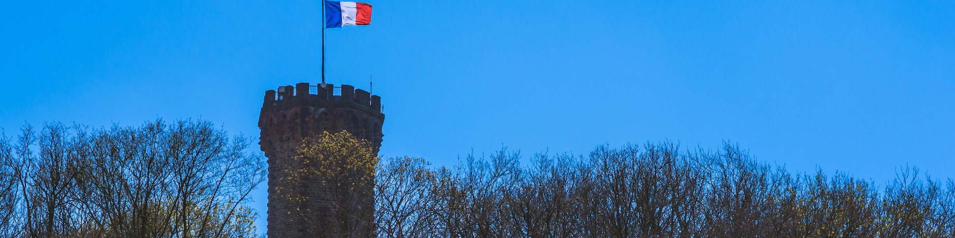 La Tour de la ville de Forbach en Moselle avec le drapeau français