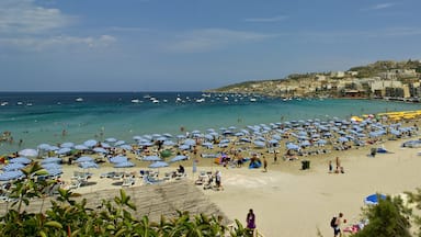 Mellieha inclusief een strand, tropische uitzichten en algemene kustgezichten