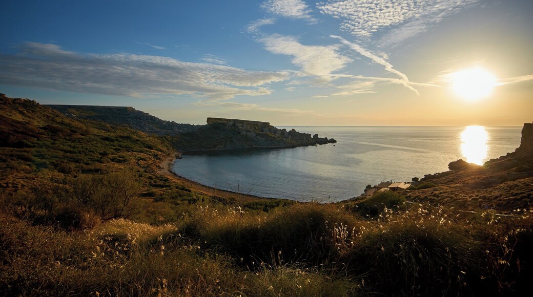This place does get busy during the summer, but hike to the end of the cliff, and you will find another more secluded beach! #lifeatexpedia #traveltips #beach #summer #bvsblue