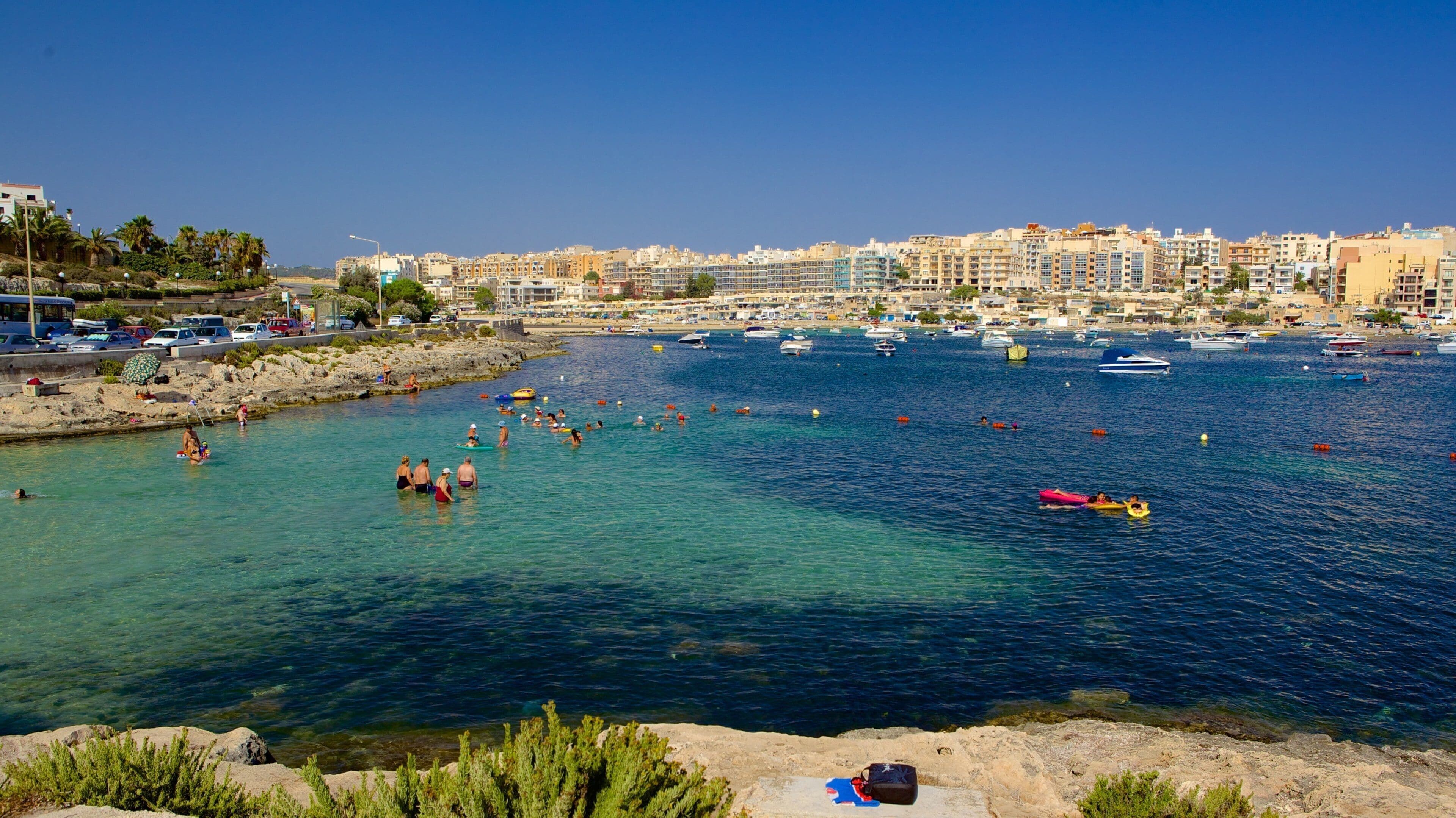 Qawra caratteristiche di località costiera