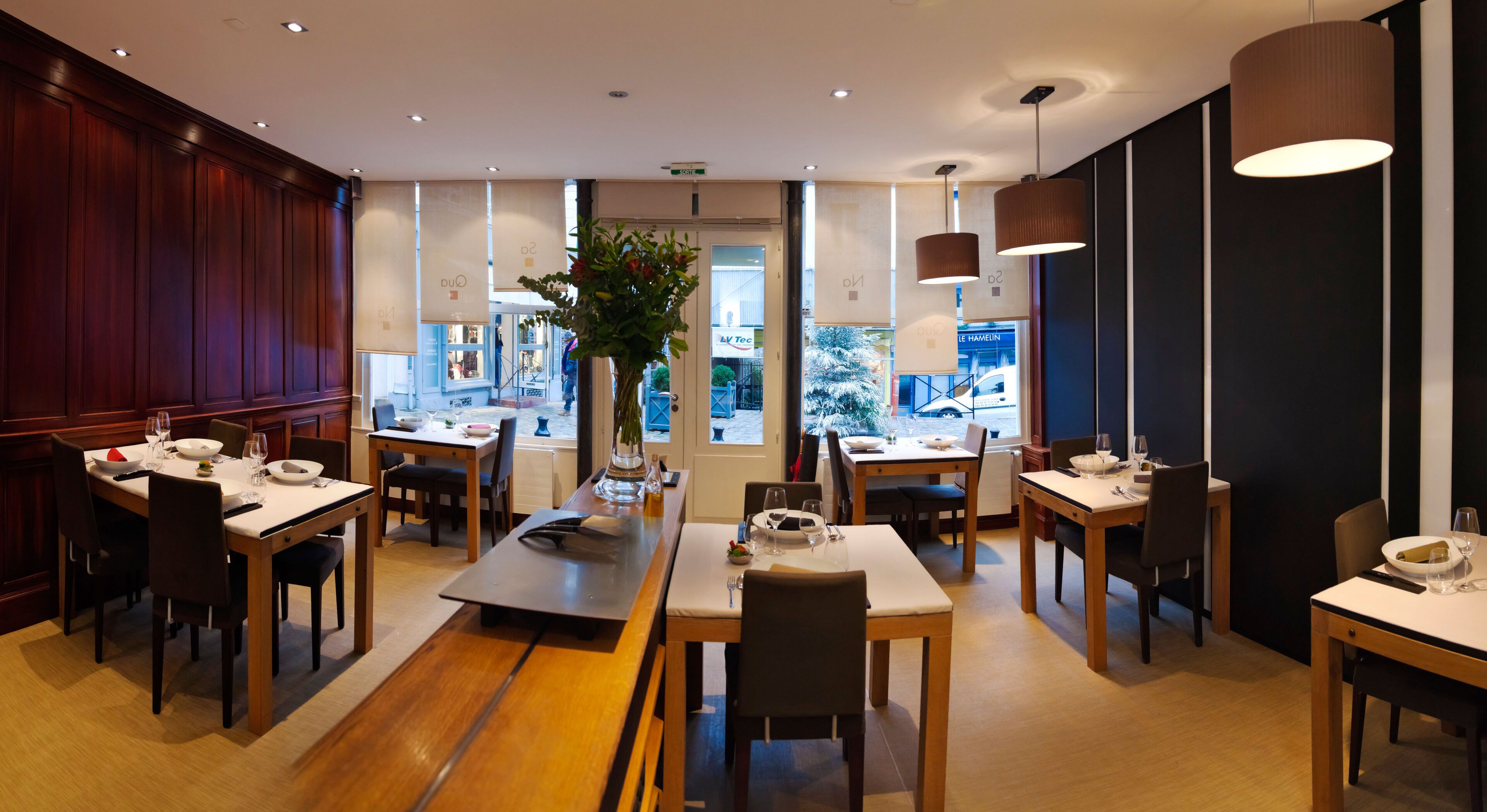 Diner room, restaurant Sa.Qua.NA, Restaurant Sa Qua Na 22, pl. Hamelin Honfleur (14600) France TEL : +33 2 31 89 40 80 Chief