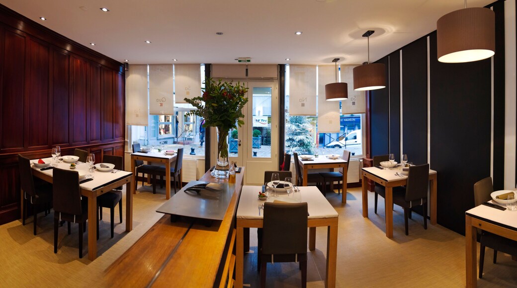 Diner room, restaurant Sa.Qua.NA, Restaurant Sa Qua Na 22, pl. Hamelin Honfleur (14600) France TEL : +33 2 31 89 40 80 Chief