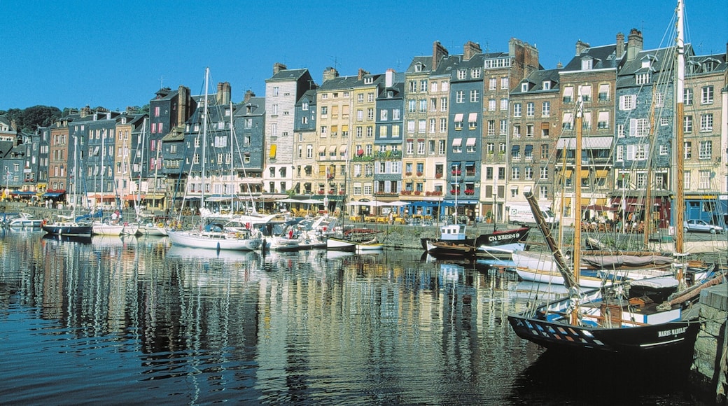 Honfleur showing heritage architecture, street scenes and a city