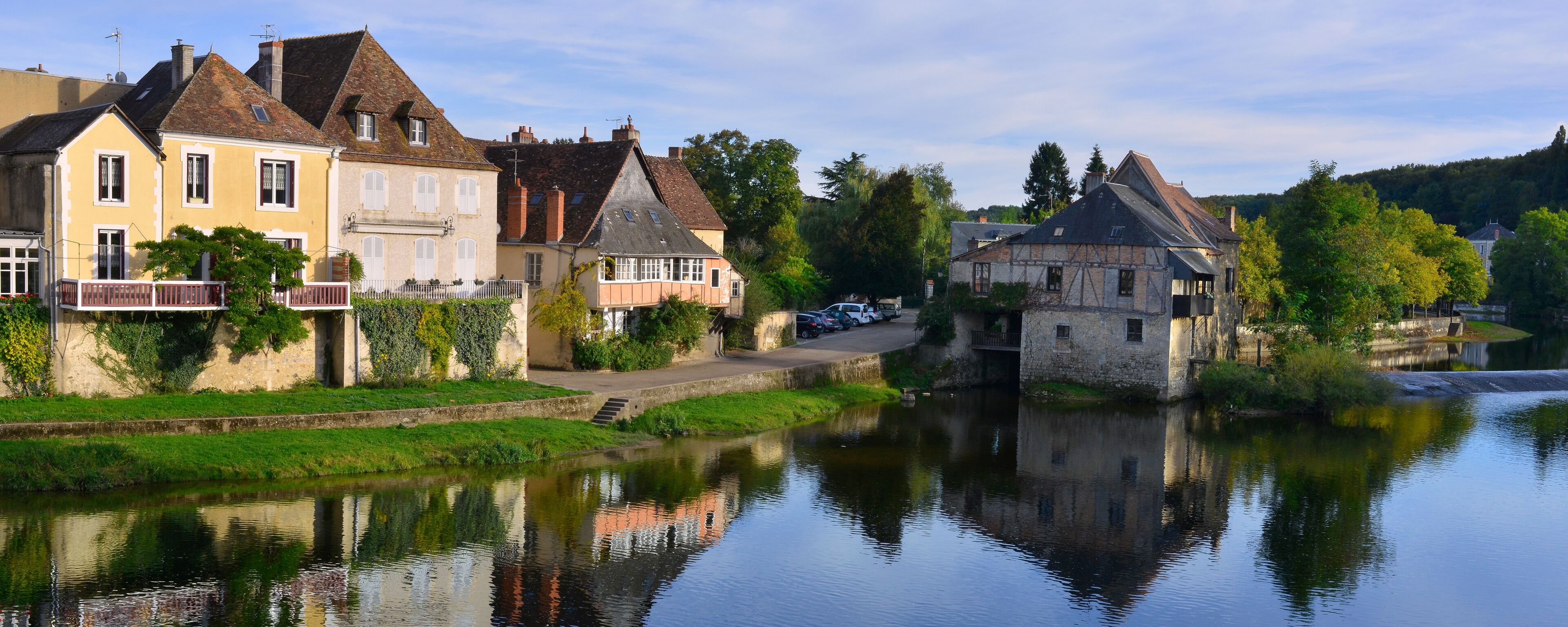 Panoramique Argenton-sur-Creuse (36200) fait des ronds dans l'eau, Indre en Centre-Val-de-Loire, France