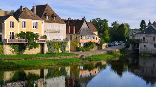 Panoramique Argenton-sur-Creuse (36200) fait des ronds dans l'eau, Indre en Centre-Val-de-Loire, France