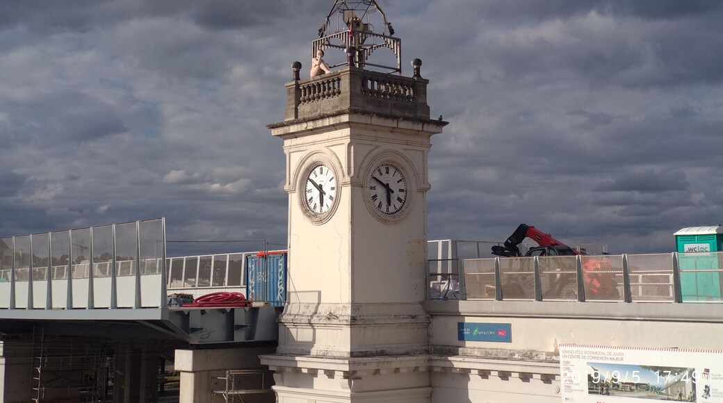 A new picture from another angle, the lady contest winner statue from Monet's painting