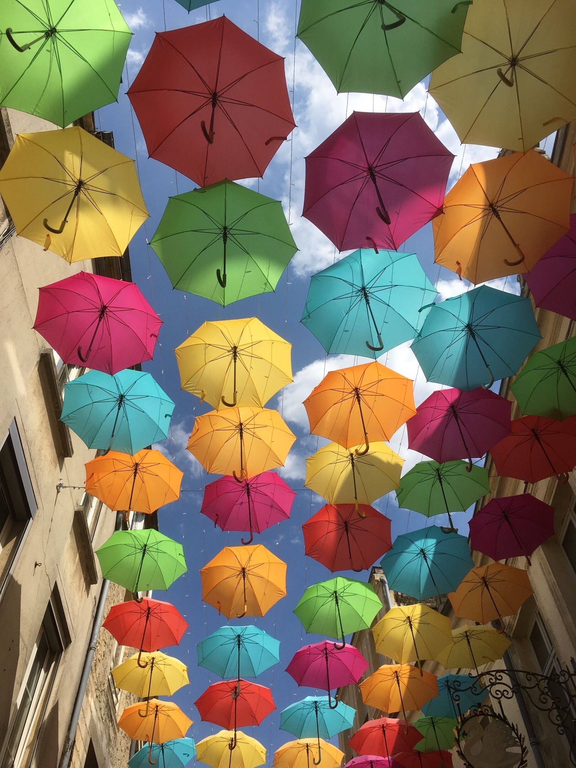 Lovely place in laon 
Historic medieval town 
A lot of artists down this road 
Lovely medieval town surrounded by remparts 