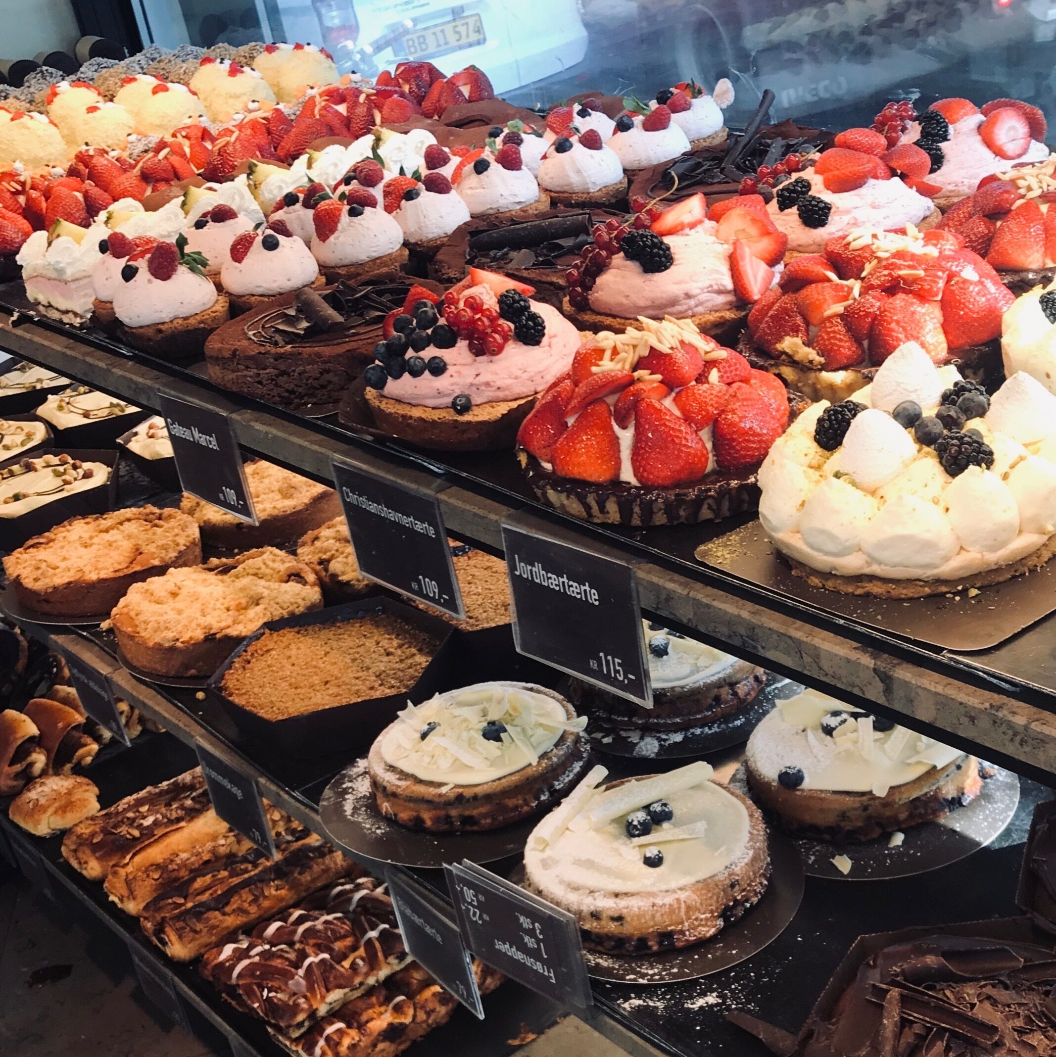This bakery chain is not cheap, but oh my... So many amazing and pretty cakes!