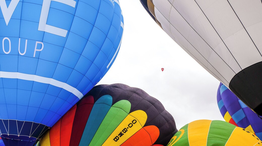 The Festival International de Ballons de ChĂąteaux-d'Oex warms up January, and that for 41 years already! Yesterday was opening day of this year's edition and even if we had very variable weather, we had a blast. For balloon loves like me, it's the place to be! #Perspectives