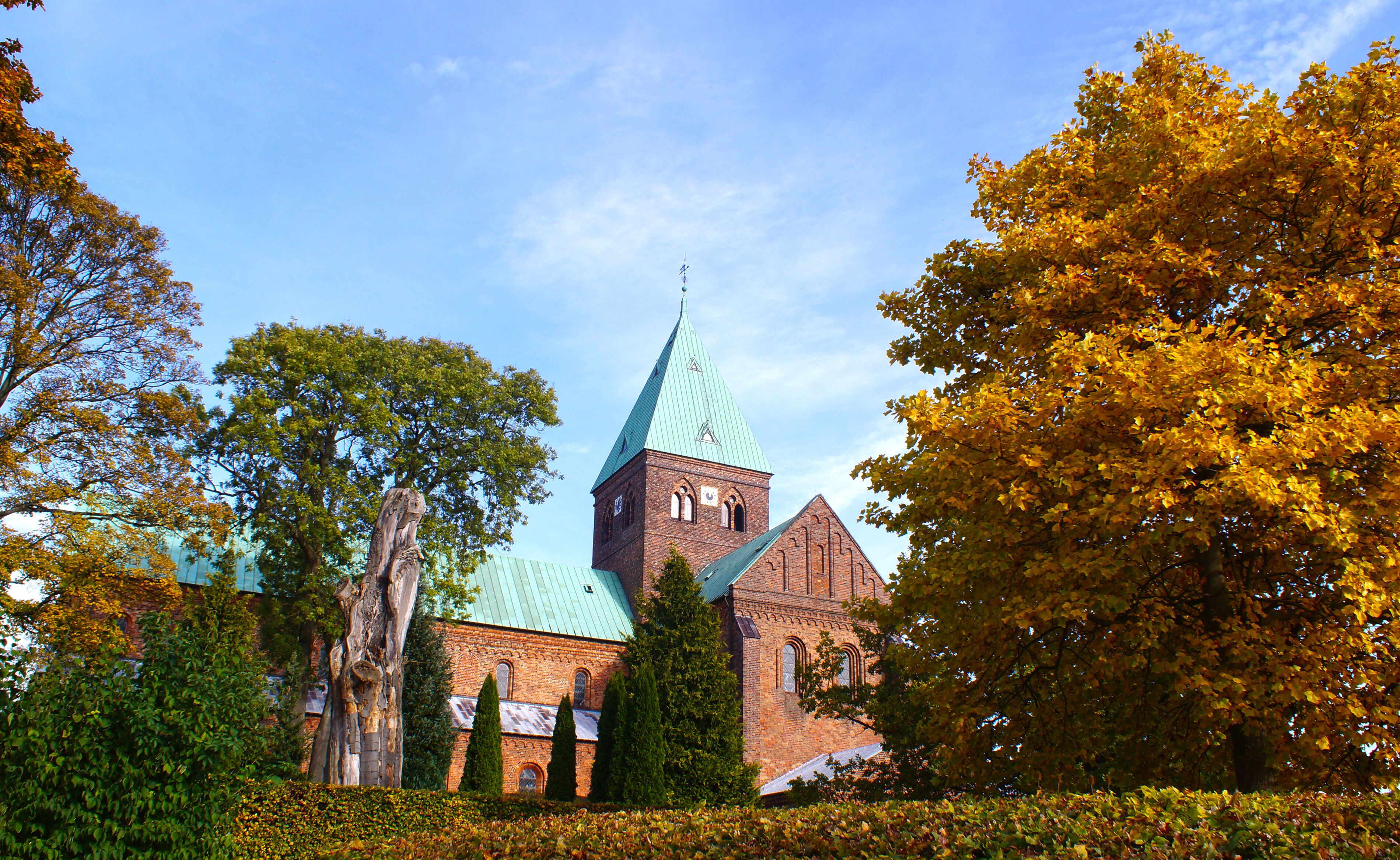 Blue sky, clorful leaves during autumn and Saint Bendt√å√é√å√£?√å√éÃ¢Ã¥√•¬¢√å√é√å√£??√å√é√å√£??s Church in Ringsted which is the earliest brick-built church in Denmark