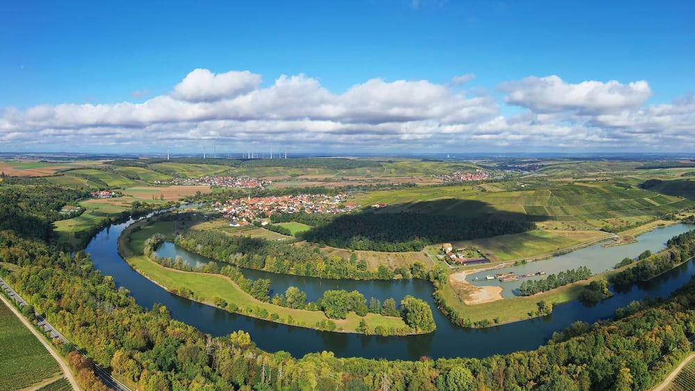 Die Mainschleife bei Volkach windet sich durch das Tal und ist von Feldern und Weinbergen umgeben. Volkach, Kitzingen, Unterfranken, Bayern, Deutschland.