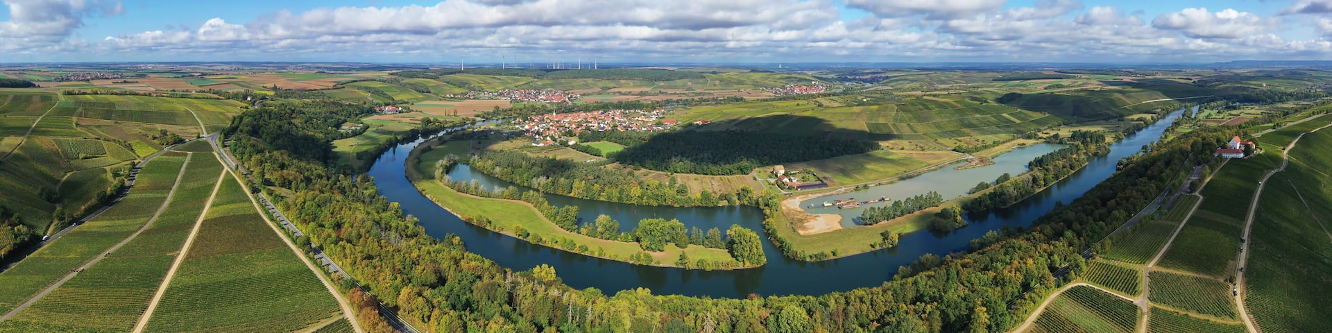 Die Mainschleife bei Volkach windet sich durch das Tal und ist von Feldern und Weinbergen umgeben. Volkach, Kitzingen, Unterfranken, Bayern, Deutschland.