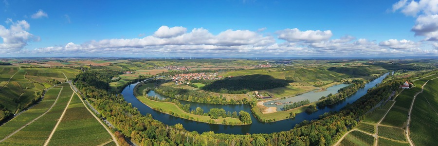 Die Mainschleife bei Volkach windet sich durch das Tal und ist von Feldern und Weinbergen umgeben. Volkach, Kitzingen, Unterfranken, Bayern, Deutschland.