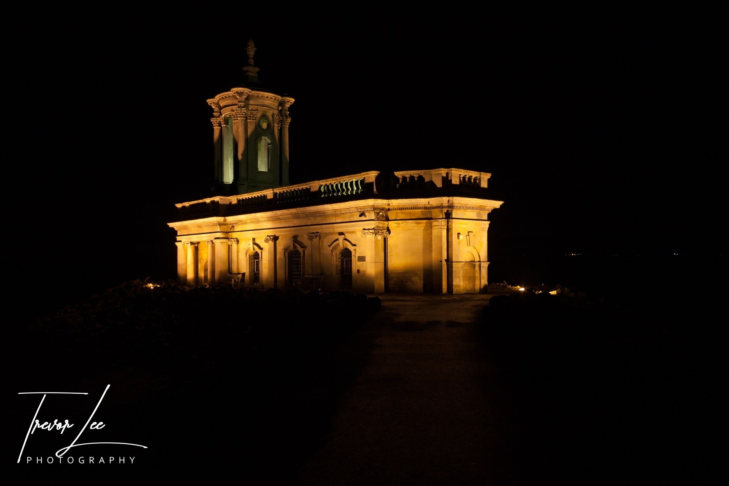 Normanton church sits out on a small peninsular, surrounded on 3 sides by water, makes an incredible subject for photographers 👌🏻