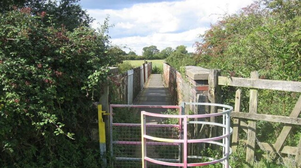 Footbridge over disused railway Footbridge over disused railway in Winslow (100m east of A413)