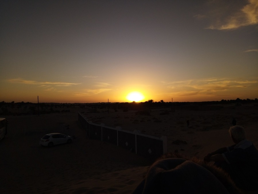 Tamentit, une cité désertique qui semble être au milieu de nul part, des dunes de sable fin d'un couleur claire.