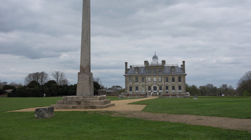 Kingston Lacy, castle an obelisk