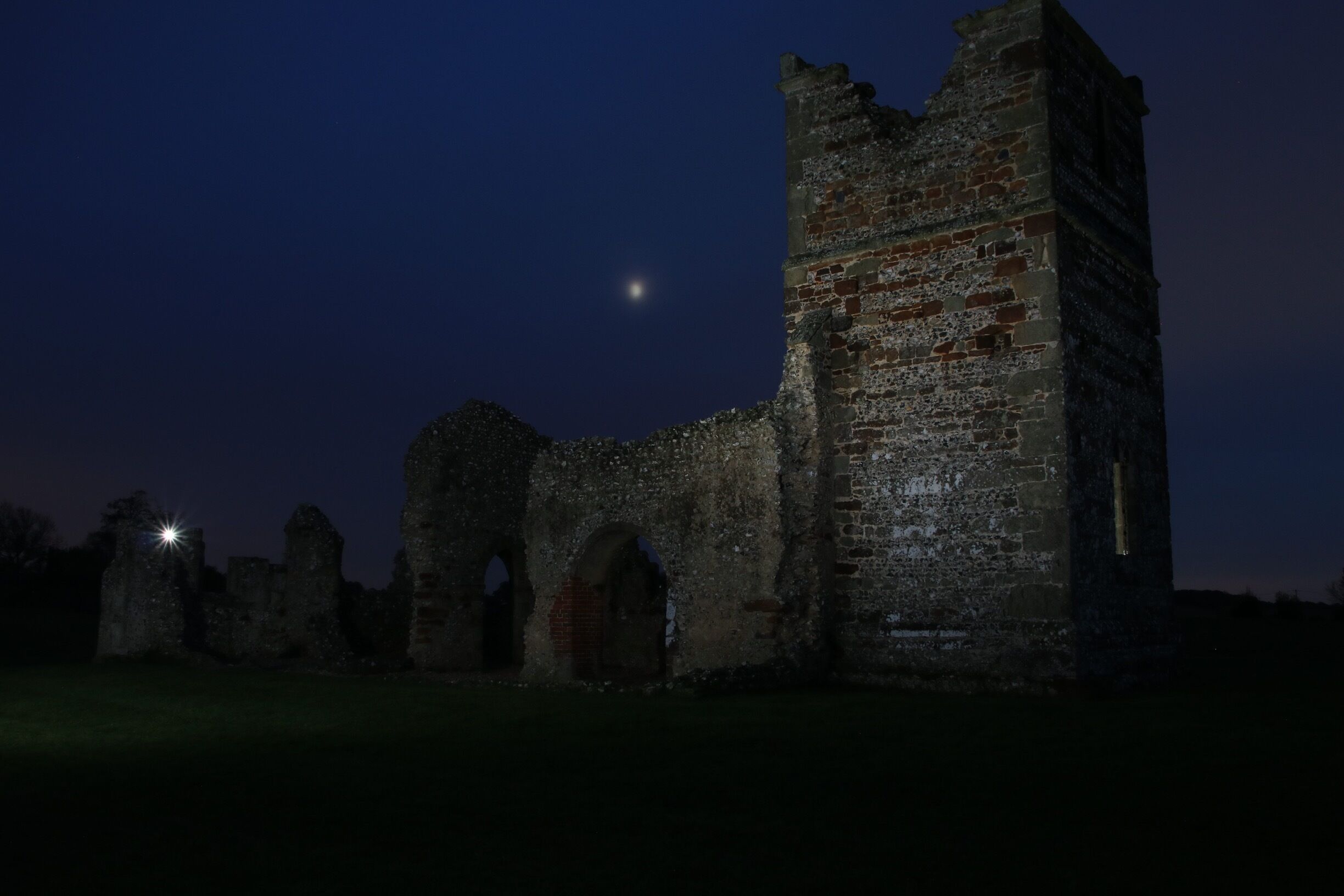 Visited here tonight, meant to be haunted, very eerie on Halloween.