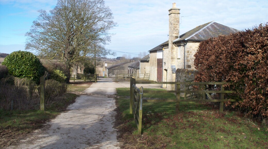 Through Litchfield Farm The bridleway passes through Litchfield Farm as its nears its end at Enstone.