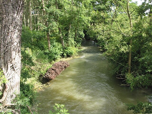 River Evenlode running downstream nr Charlbury