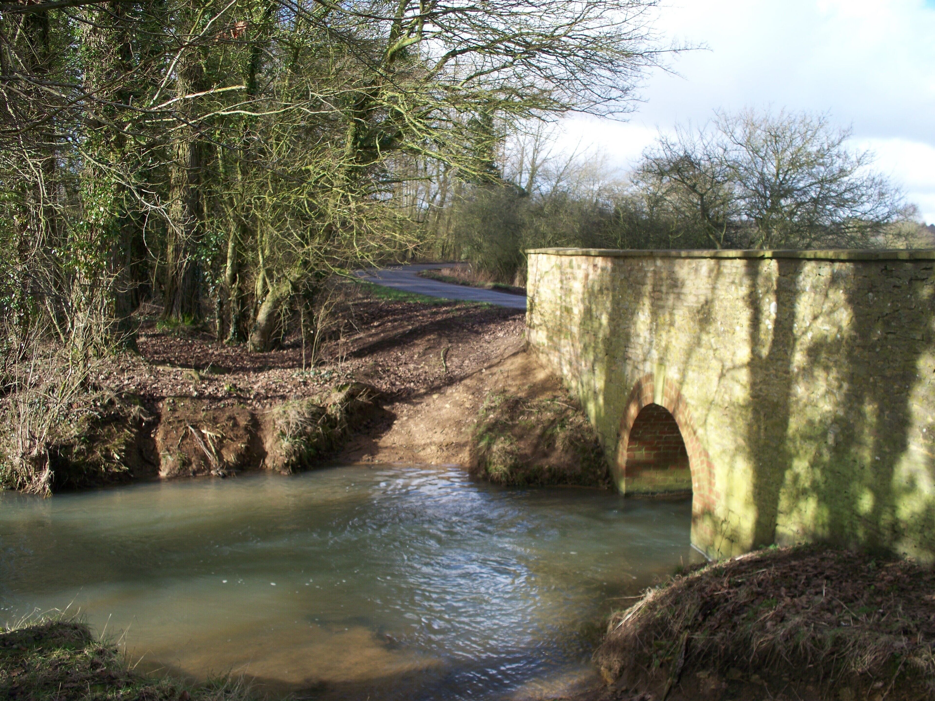 Swailsford Bridge [1] There are two bridges at Swailsford Bridge carrying two unnamed streams under the minor road. The two streams combine just to the south of the road and flow south westerly to join the River Evenlode near Kingham Station. This is the western bridge and the water has come from as far away as Great Rollright.