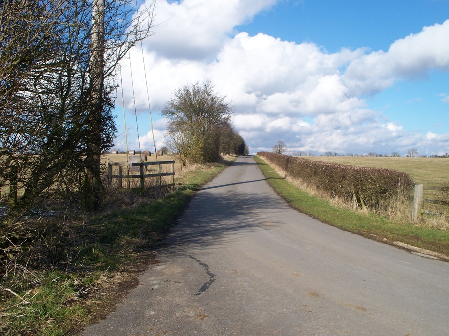 Driveway to Sarsgrove Farm The drive, which is also a public footpath, leads to the minor road.